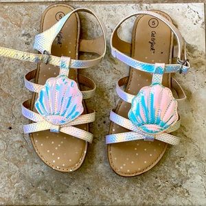Shell sandals girls size 5 excellent condition